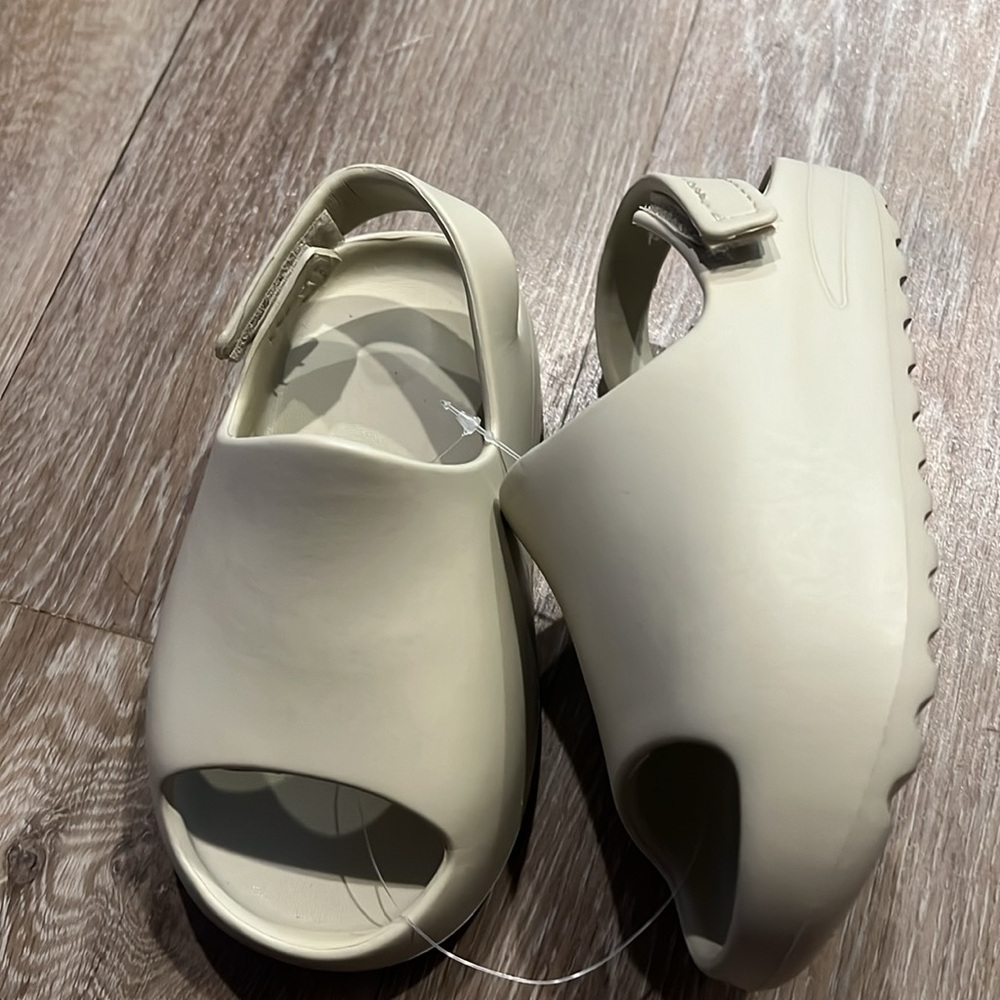 Kids strapped sandals